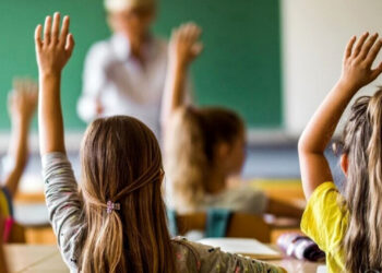 Pozzuoli denunciati genitori: non mandavano i figli a scuola