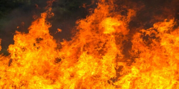 Incendio nel Bar del Fratello del Boss Troncone a Fuorigrotta: In Fiamme il Tendone