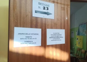 Abbandona il Seggio Elettorale: Denunciata una Donna di 24 Anni a Qualiano