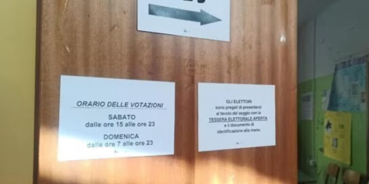 Abbandona il Seggio Elettorale: Denunciata una Donna di 24 Anni a Qualiano