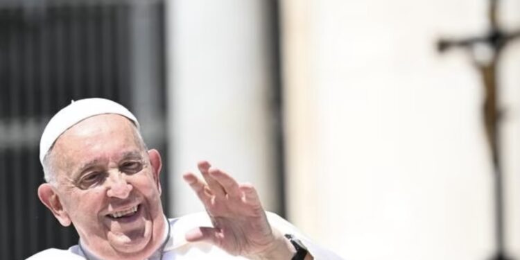 Il Papa incontra comici da tutto il mondo: “Si può ridere anche di Dio”