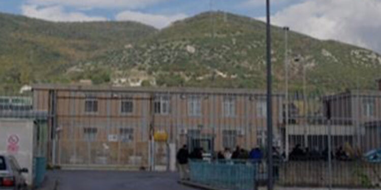 ANCORA UN FINE SETTIMANA DI TENSIONE NELLE CARCERI CAMPANE. CELLA INCENDIATA E COLLUTTAZIONE NEL CARCERE DI SALERNO – SMARTPHONE E DROGA RITROVATI NEL CARCERE DI AVELLINO