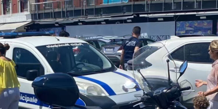 Sequestrati 5 chalet abusivi sul Lungomare di Napoli: scaricavano liquami a mare