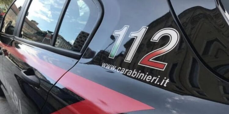 Abbandona la madre invalida per andare in vacanza. L’avvocato paragona il caso a quello della Pifferi