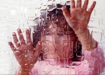 Bacia un bambino in bocca davanti ai genitori, arrestato 48enne