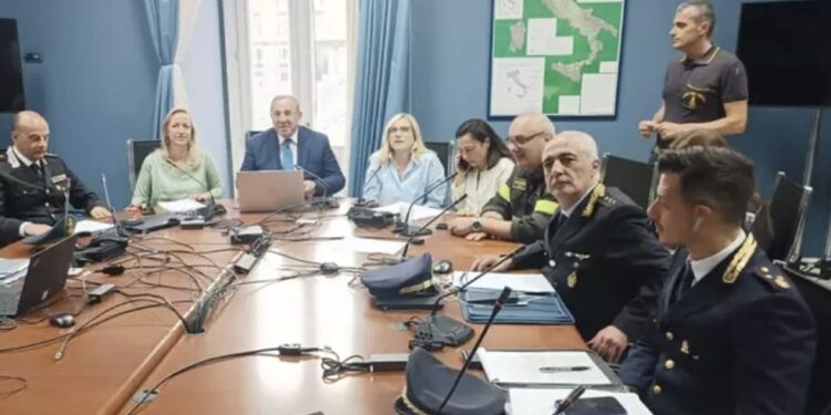 Incendio sulla Collina dei Camaldoli: Vigili del Fuoco in azione per contenere  le fiamme