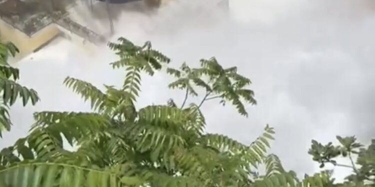 Rottura della condotta idrica: evacuate due famiglie, chiusi un ristorante e una spiaggia