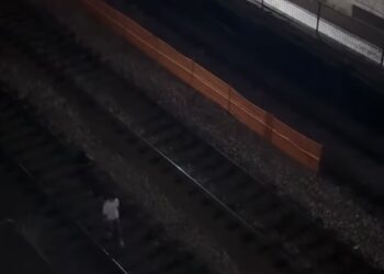 Due ragazze sorprese sui binari a Napoli : il messaggio al deputato Borrelli