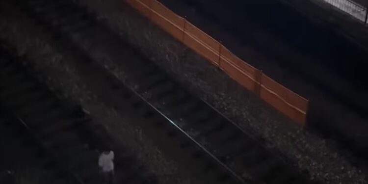 Due ragazze sorprese sui binari a Napoli : il messaggio al deputato Borrelli