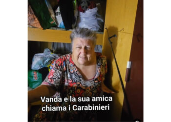 Pino scende in giardino nella roulotte di Vanda: l’ultimatum