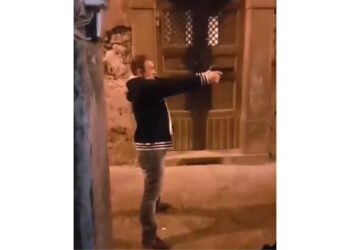 Il cowboy gomorristico di Torre Annunziata: filmato mentre spara con due pistole sulle note di un brano neomelodico