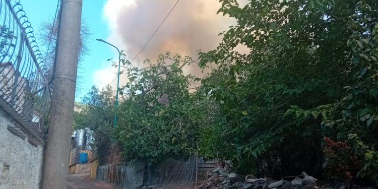 Incendio sul Vesuvio: operazioni di spegnimento ancora in corso