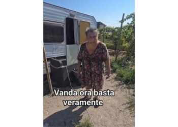 Pino Grazioli rimprovera Vanda: “troppo caldo in roulotte!”