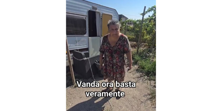 Pino Grazioli rimprovera Vanda: “troppo caldo in roulotte!”