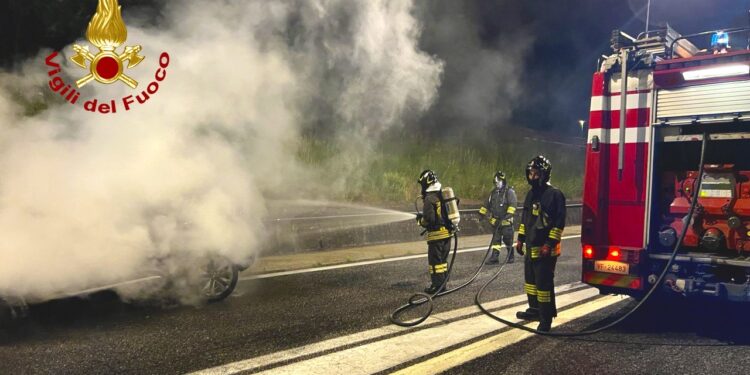 Interventi dei Vigili del Fuoco di Avellino sull’autostrada A16: due auto  in fiamme