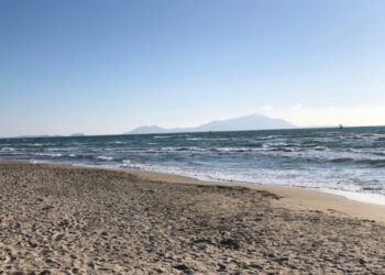 Tragedia a Licola mare: uomo trovato senza vita sulla  spiaggia libera