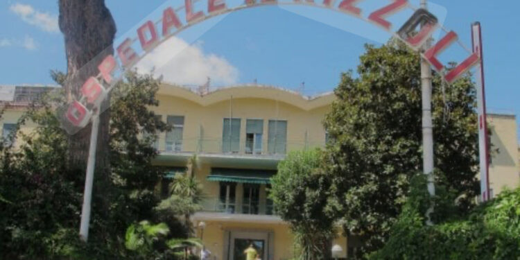 Intossicazione da caramelle a Ischia: ricoverati tre dipendenti di una ditta di pulizie