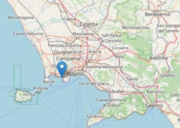 Frana a Monte di Procida: panico tra i bagnanti sui lidi di  Miliscola