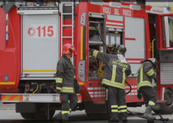 Ingenti danni a “American Auto” di Bacoli: incendio devasta la concessionaria