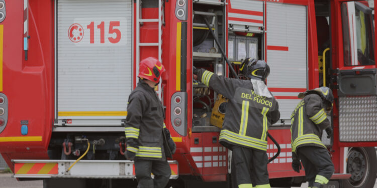 Ingenti danni a “American Auto” di Bacoli: incendio devasta la concessionaria