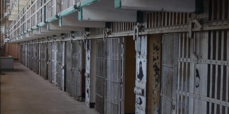 Giovane infermiera aggredita in carcere: un altro episodio di violenza contro il personale sanitario