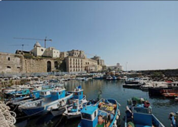 Scontro tra traghetti al porto di Pozzuoli: le avverse condizioni meteo sotto accusa