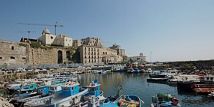 Scontro tra traghetti al porto di Pozzuoli: le avverse condizioni meteo sotto accusa