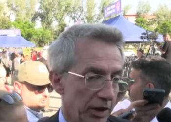 Scampia in lutto: il vescovo battaglia celebra i funerali delle vittime del crollo