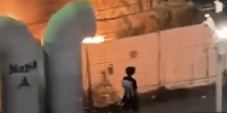 Giovani vandali a Napoli: appiccato incendio a Porta Capuana