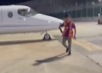 Simulazione di vendita di aerei da parte del personale di controllo