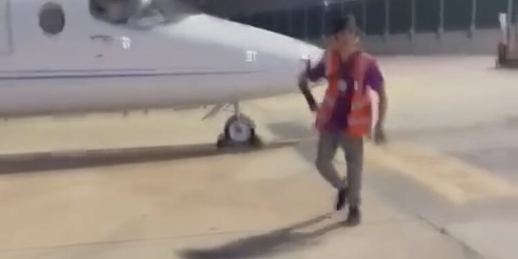 Simulazione di vendita di aerei da parte del personale di controllo