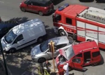 Tecnici dell’ARPAC di Napoli, insieme ai Vigili del Fuoco, intervengono per monitorare l’incendio al campo rom di Giugliano