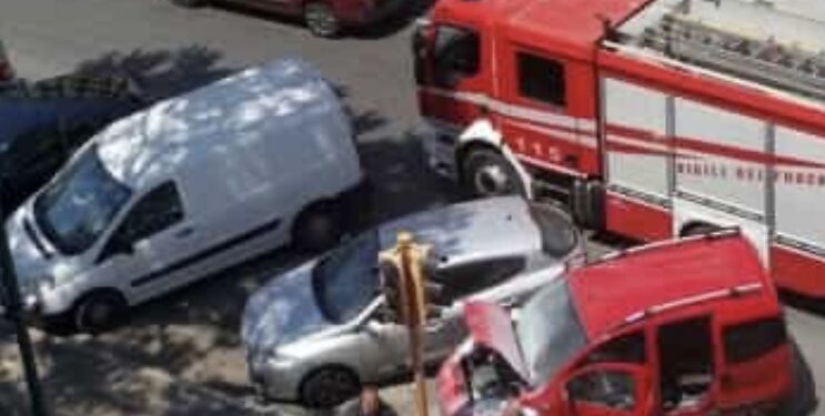 Tecnici dell’ARPAC di Napoli, insieme ai Vigili del Fuoco, intervengono per monitorare l’incendio al campo rom di Giugliano