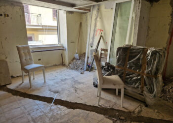 La palazzina occupata abusivamente dal clan Macor è stata liberata e restituita alla città. Borrelli: “passi avanti verso la legalità e lotta ai criminali”