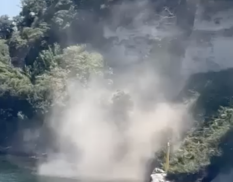 Paura tra i bagnanti a Bacoli: frana  un costone dopo scossa di terremoto