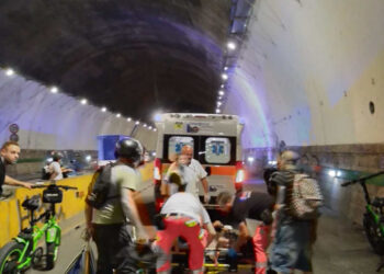 Napoli, collisione tra due scooter elettrici nella Galleria Quattro Giornate: necessità di maggiori controlli e sicurezza