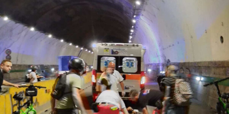 Napoli, collisione tra due scooter elettrici nella Galleria Quattro Giornate: necessità di maggiori controlli e sicurezza