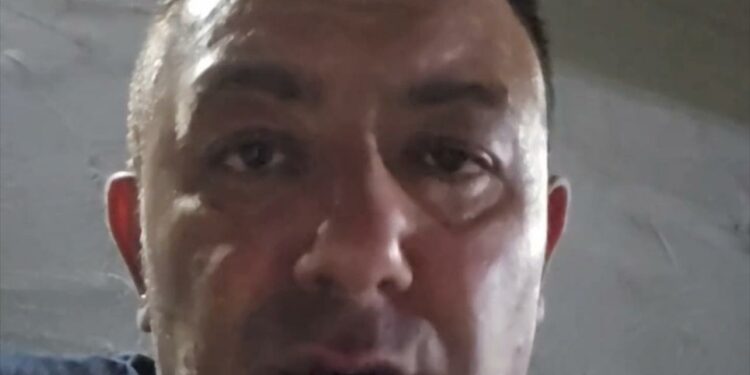 Vanda cade mentre Gaetano tenta di pulire il suo Bagno