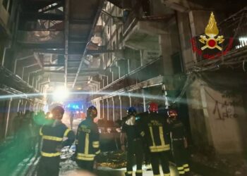 Scampia, tragedia nella Vela Celeste: due morti e 13 feriti per il crollo di un ballatoio