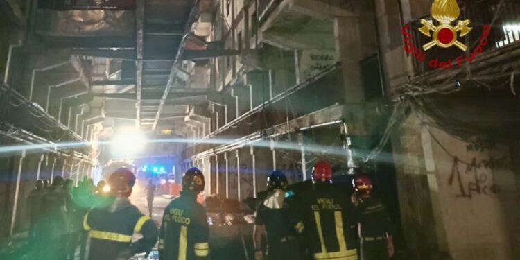 Scampia, tragedia nella Vela Celeste: due morti e 13 feriti per il crollo di un ballatoio