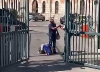Vergogna Penitenziario: Agente Stringe la Mano a detenuto che poi getta i suoi indumenti  a terra