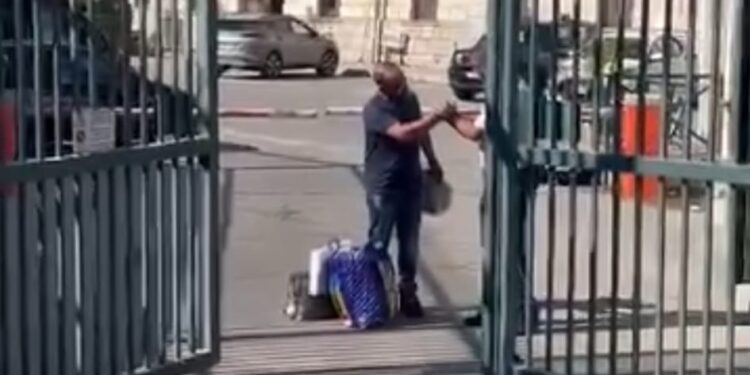 Vergogna Penitenziario: Agente Stringe la Mano a detenuto che poi getta i suoi indumenti a terra