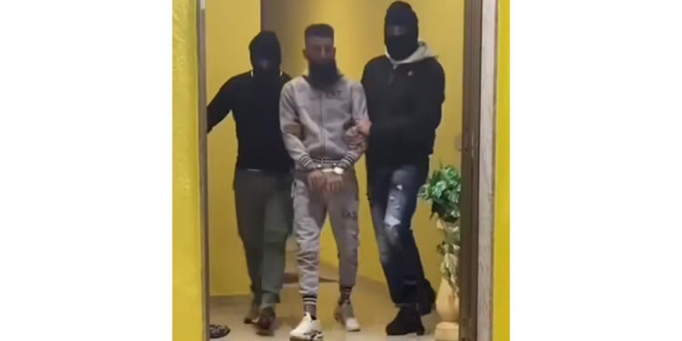 Il video dell’arresto fasullo: una messa in scena per la visibilità e la Questura interviene