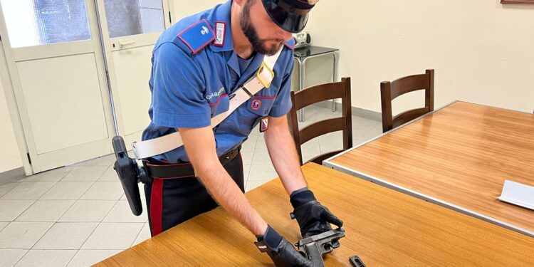 Castellammare di Stabia e Gragnano: carabinieri perquisiscono palazzine tra armi e droga