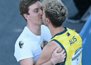 Harrison Campbell: un bacio di sfida contro l’ostilità omofoba