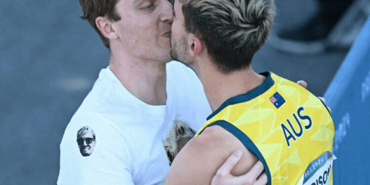 Harrison Campbell: un bacio di sfida contro l’ostilità omofoba