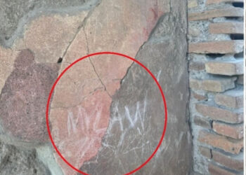 Vandalo inglese arrestato per incisioni sulla casa delle vestali a Pompei