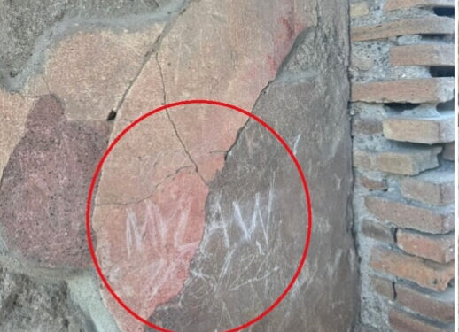 Vandalo inglese arrestato per incisioni sulla casa delle vestali a Pompei