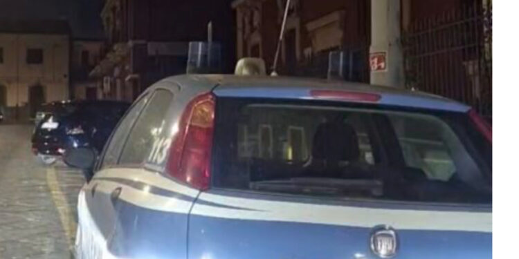 Corpo ritrovato nel bagagliaio di un’auto a Pomigliano: arrestato un uomo
