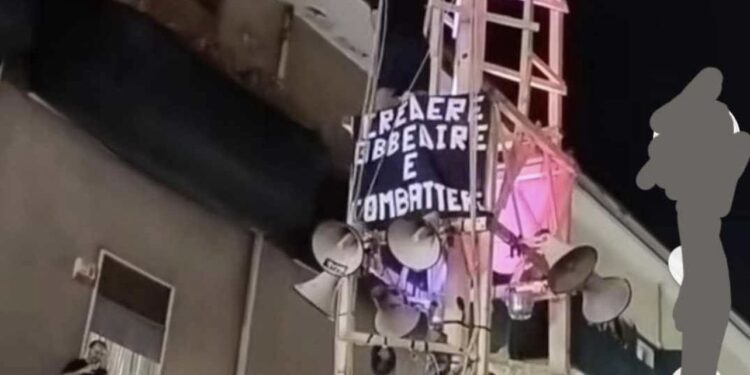 Indignazione a Brusciano: motti fascisti esposti alla festa dei Gigli, cittadini abbandonano la manifestazione